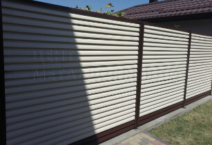 Фото забора жалюзи полиэстер RAL 1015 Слоновая Кость в Алма-Ате